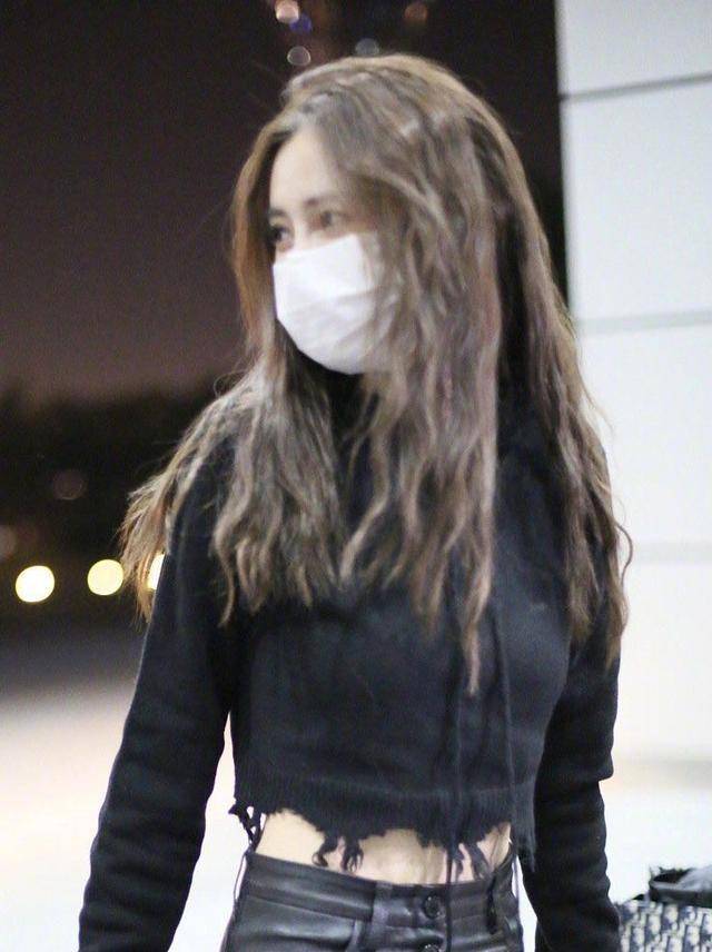 angelababy机场照同穿短款上衣,可酷飒可甜美,你更喜欢哪一款