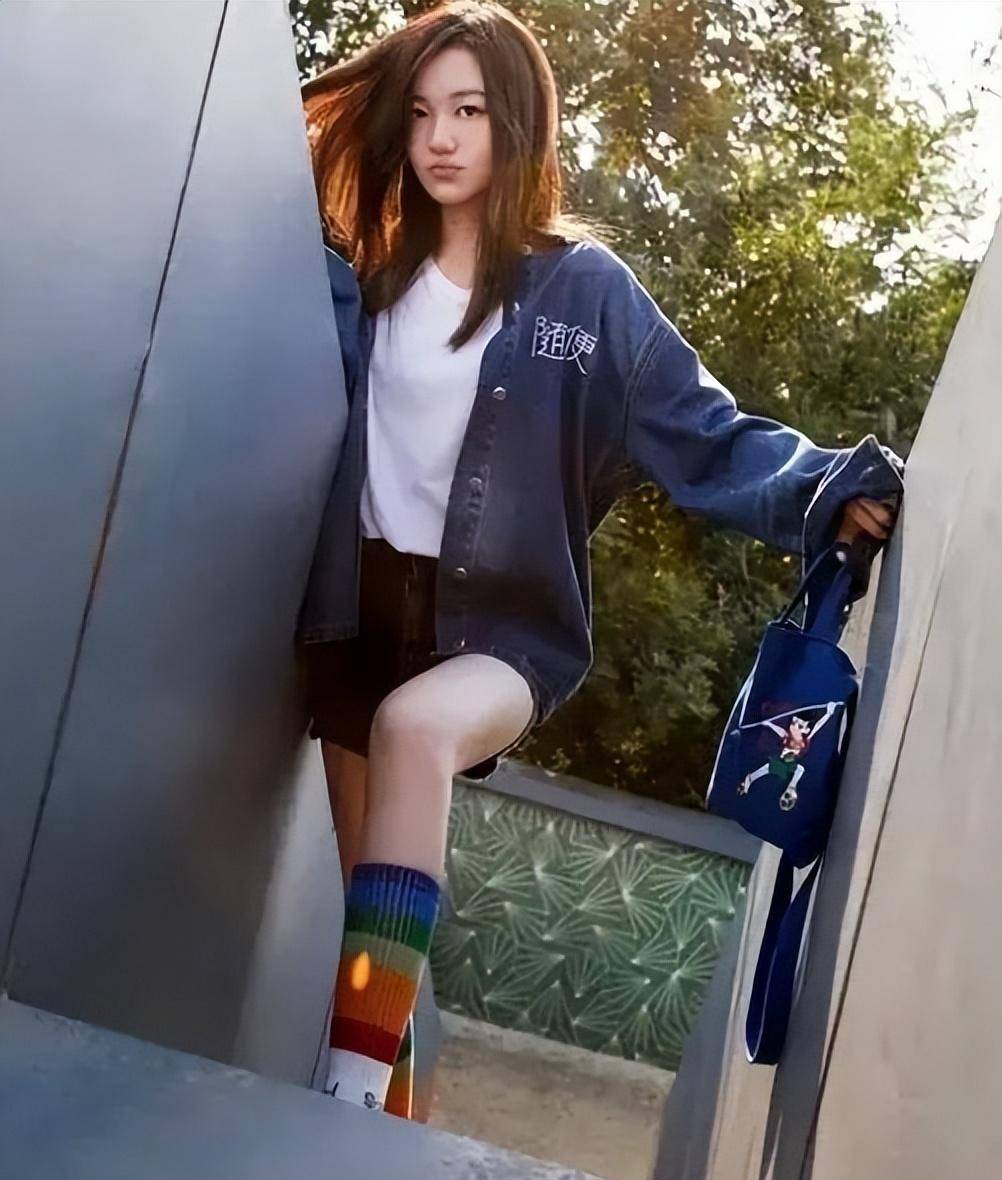 15岁李嫣秀优越身高比例眼神不屑嘴巴外翻网友安分点吧