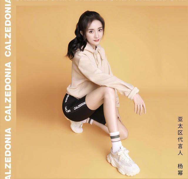 穿着舒适而且颜色清新的卫衣可以很好地突显杨幂大方气质