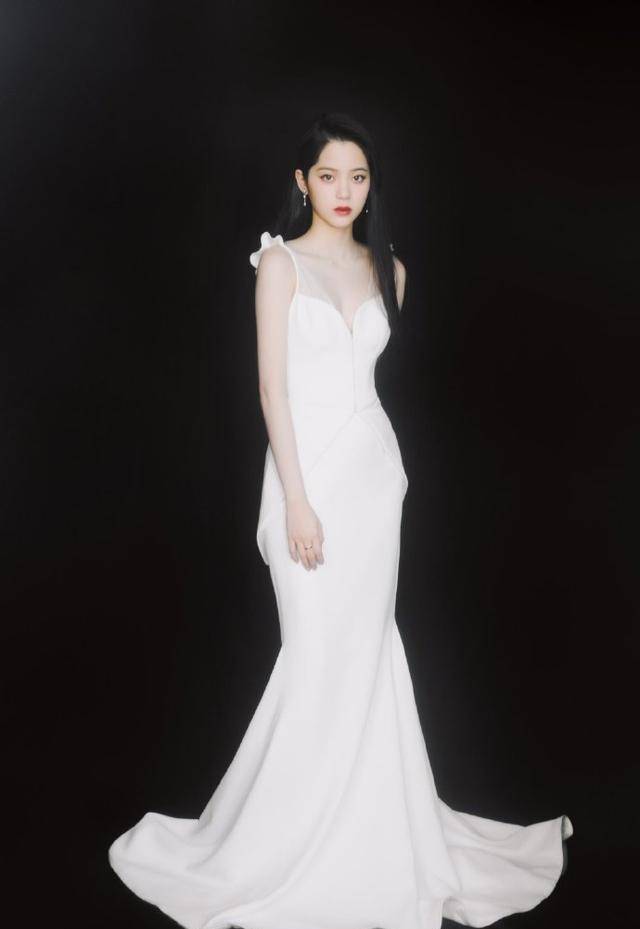 原创欧阳娜娜穿牛奶裙拍大片深v吊带秀好身材粉丝给我多穿点