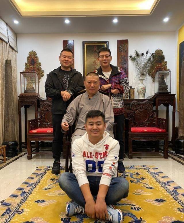 德云社王惠穿龙袍上台引争议鼓曲演员穿这身衣服合适么