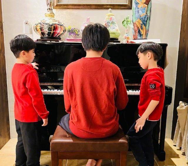 看林家三兄弟,多可爱多帅气,完全是集结了父母的优秀基因.