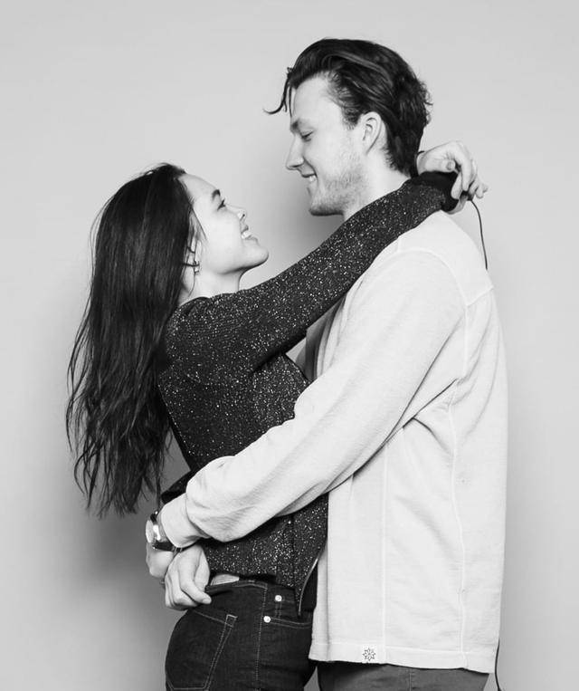 原创钟丽缇大女儿丰腴不输妈阔腿裤穿成修身裤肉粽身材太招男友爱