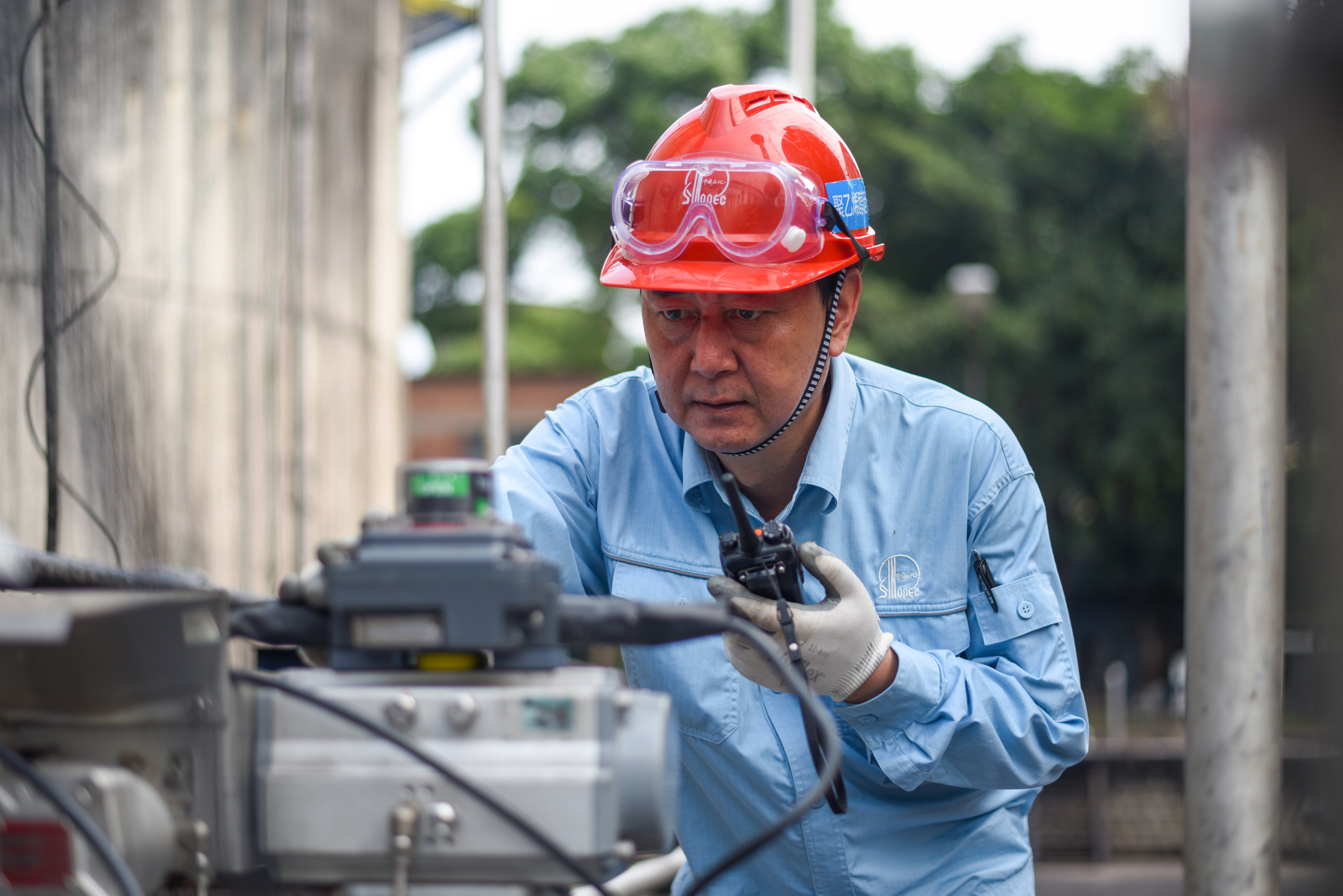 石化报专题聚焦黄勇从操作工到新八级工