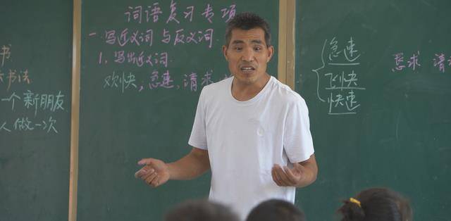 80后白发校长张鹏程每天550起床6点半带孩子们跑步早读