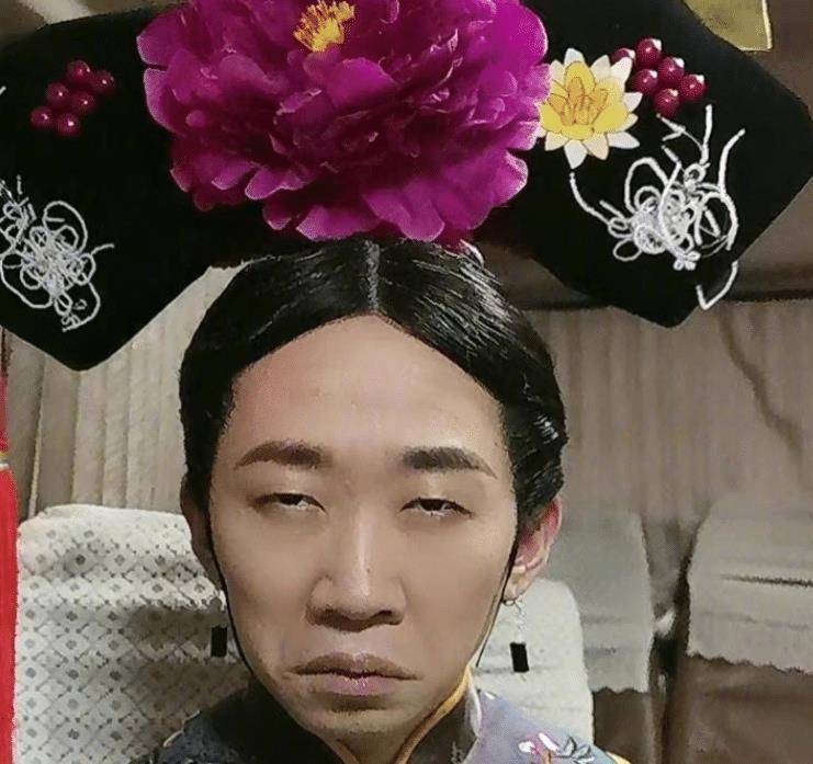 大家可以在照片中看到杨迪扮演的容嬷嬷,其实不是说很像,这简直就是神