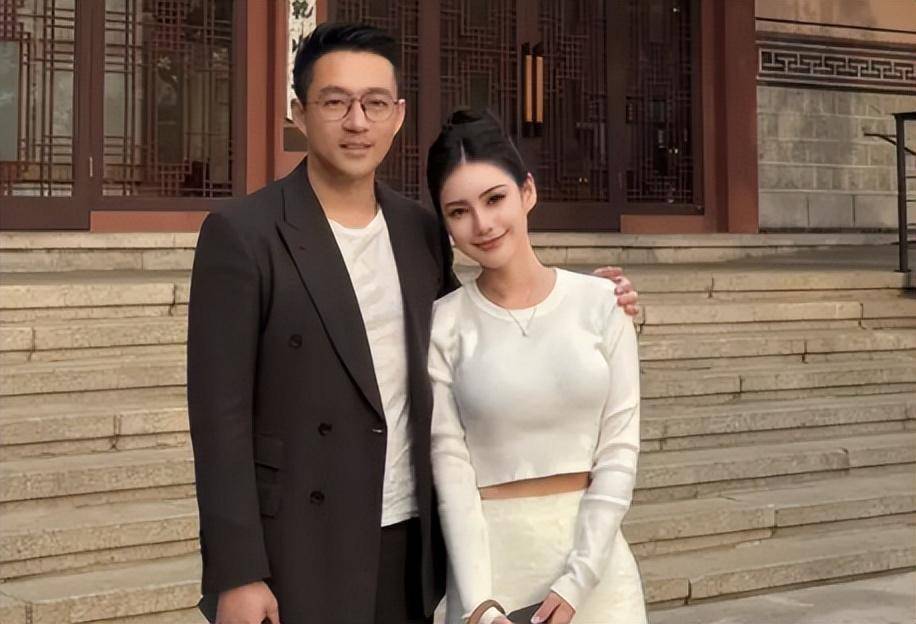 汪小菲与未婚妻出游mandy拿爱马仕戴70万鸽子蛋气场碾压大s