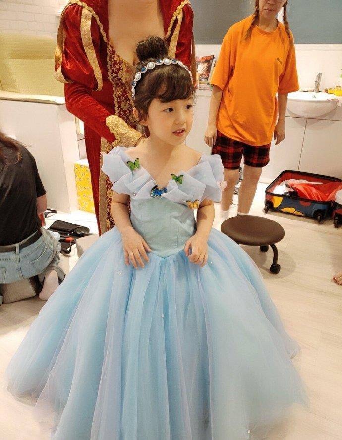 刘畊宏给三个孩子做炒蛋被问为什么小泡芙的盘子里比较多