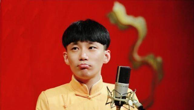 德云社何九华接受采访,回忆第一次见老秦的样子,那时候他很青涩