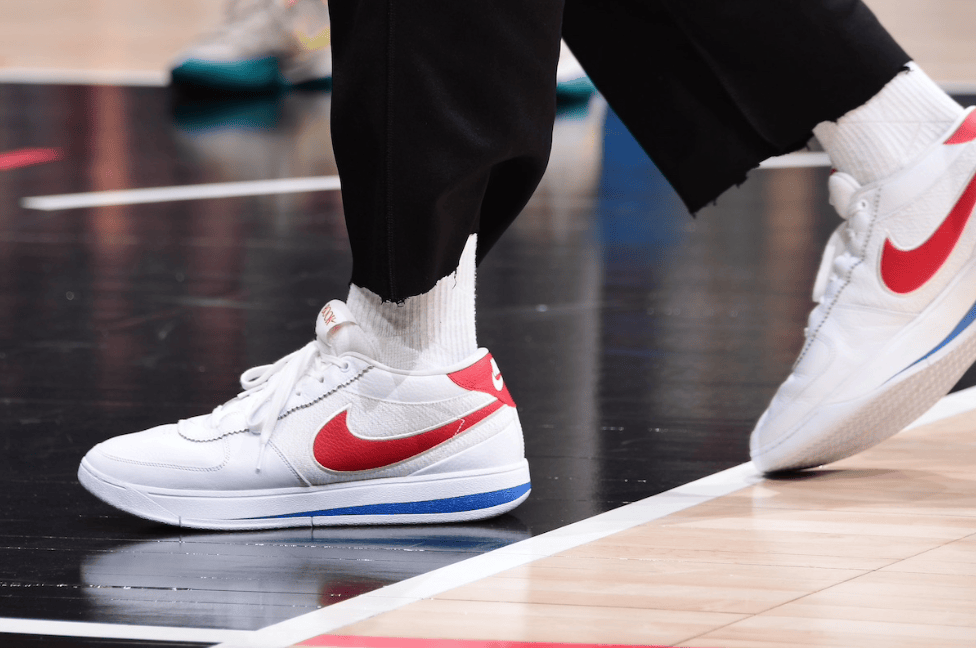 德文布克首次上脚nikebook1阿甘正传pe款配色球鞋