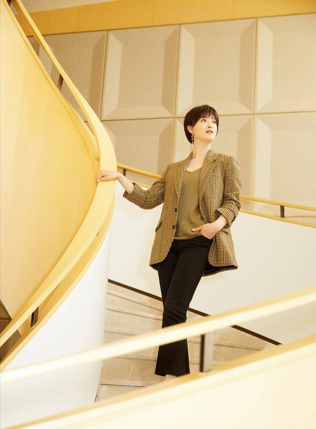 蒋欣真是微胖女神剪短发配格纹西装好有气质照样御姐范儿十足