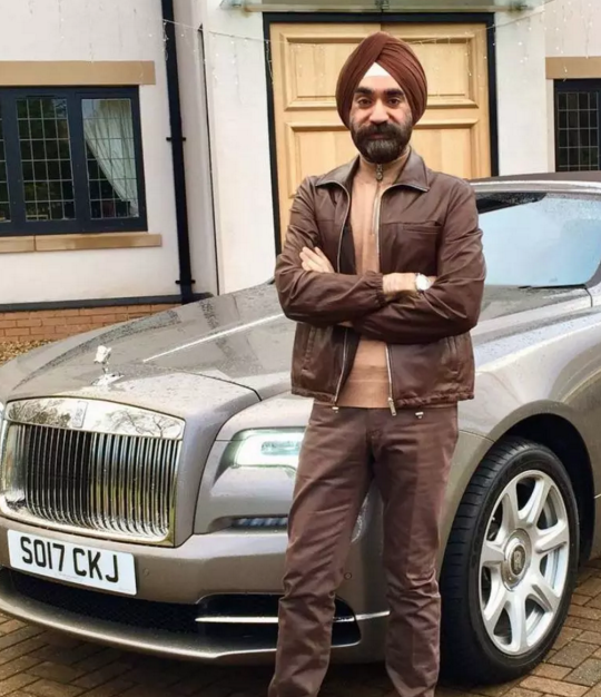 一周七辆劳斯莱斯只为搭配每天佩戴的头巾颜色_鲁本辛格_汽车_红色