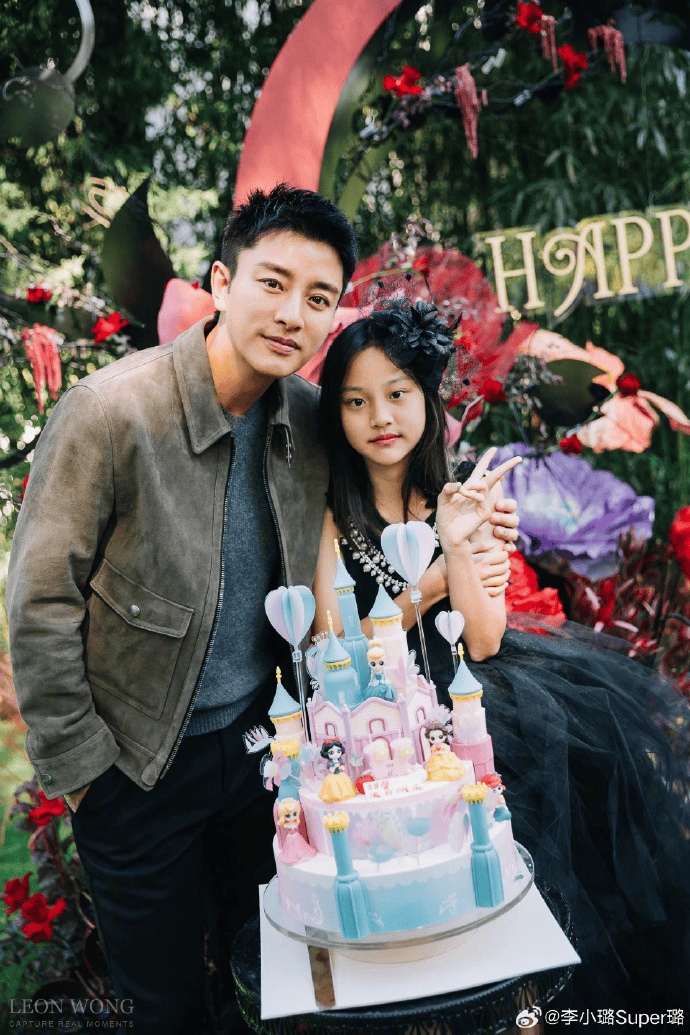 原创甜馨送奖杯为贾乃亮庆生贴脸合影超幸福越来越像李小璐有气质