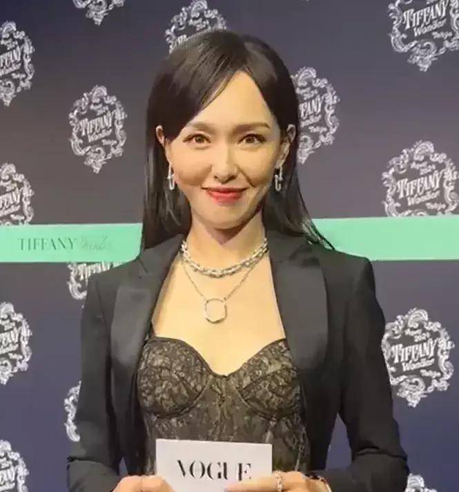 原创40岁唐嫣最新生图引热议苹果肌抢镜年龄感重网友感叹老了