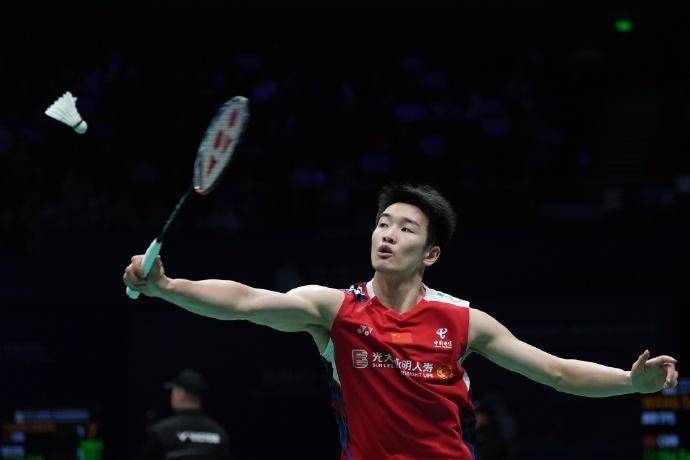 世界冠军金廷,金廷曾经获得过汤姆斯杯的冠军,他是印尼羽毛球的领军
