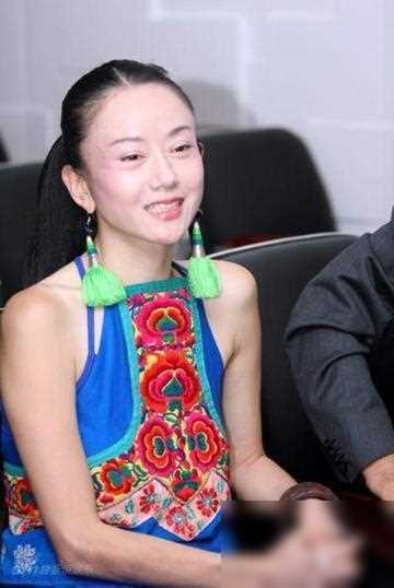 原创杨丽萍仙气全无指甲也剪了常年吃花瓣水今62岁拄拐杖出行