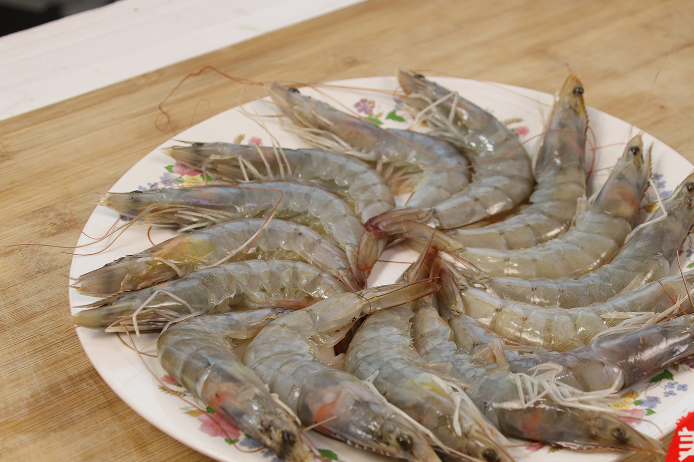 原创别只会做水煮虾大厨教你大虾的新做法与玉米搭配好看又好吃