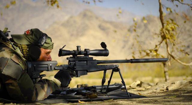 为啥狙击枪的瞄准镜和枪管不在一条直线上却能击中目标