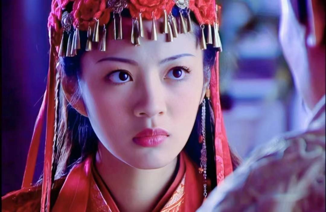 除了胡歌和刘亦菲,配角们也很抢眼,安以轩饰演林月如,彭于晏饰演唐钰