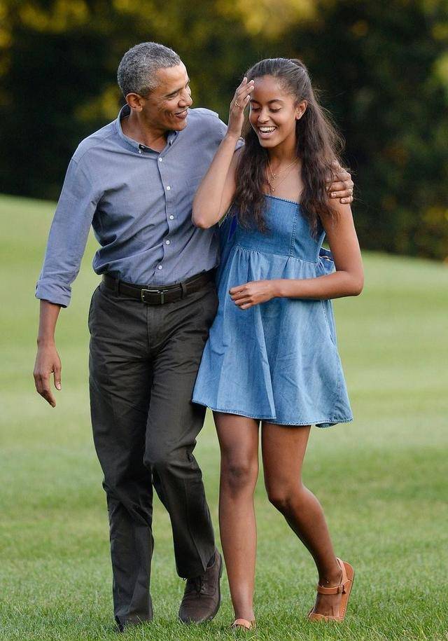 原创奥巴马大女儿23岁了改新造型出街真空吊带加脏辫非洲感十足