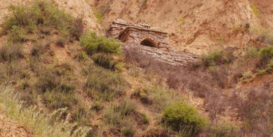 龙岭迷窟龙套演员能跑则跑因条件艰苦宁愿倒贴钱也不愿拍