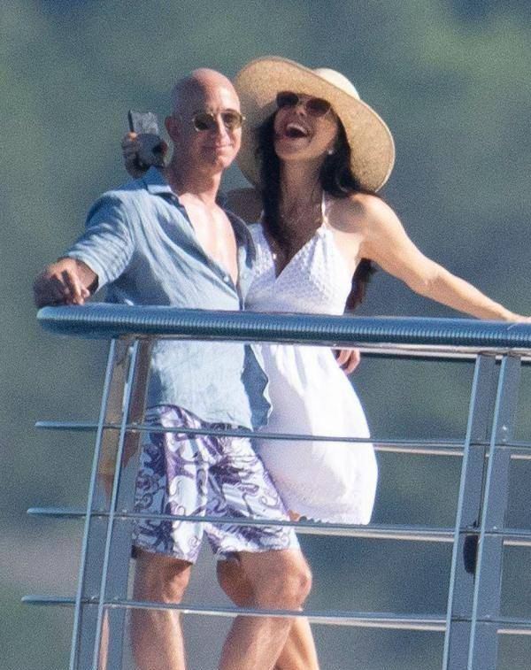 贝索斯由书商升级到全球首富甩掉旧妻牵走兄弟老婆花钱不手软