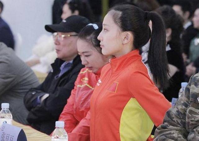原创通过一张挺胸照爆红却因发育太快被迫退役为当教练拒入娱乐圈