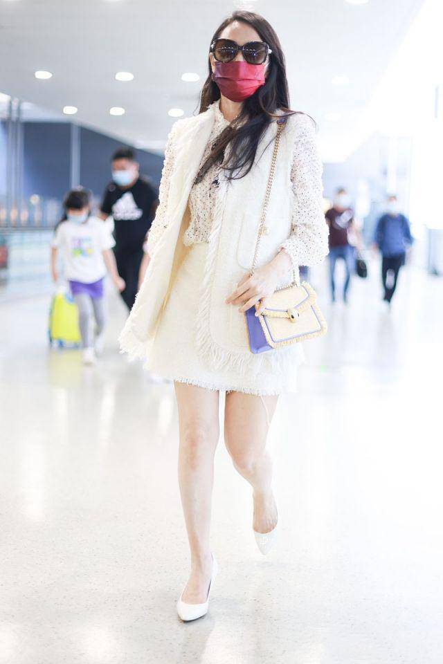 年达百万保养费的伊能静身穿白色连衣裙长发披肩56岁直接回到35岁