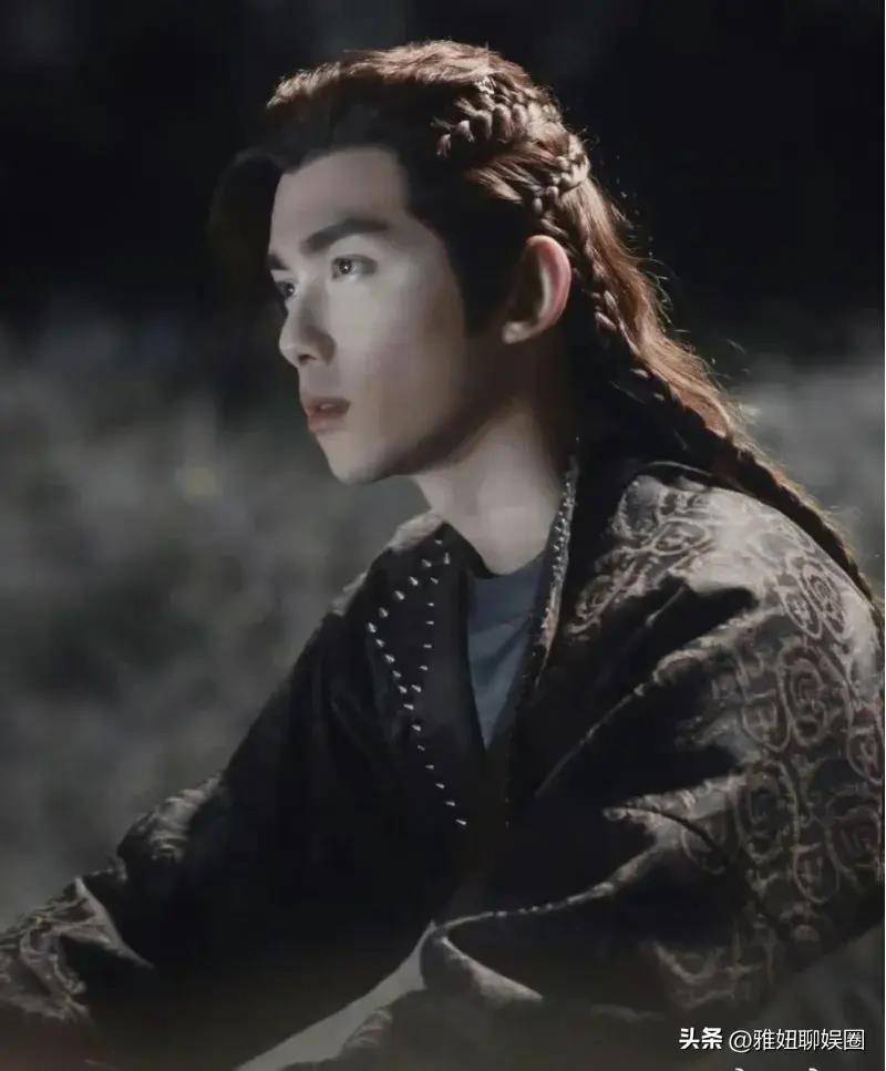 导演朱锐斌很会拍这种桀骜不驯带点野性的角色,邓伦的魔尊旭凤,吴磊的