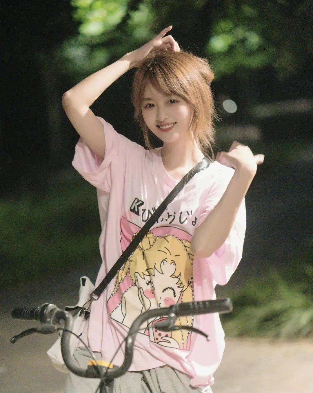 除了主持工作,王小七还积极参与其他体育相关活动.