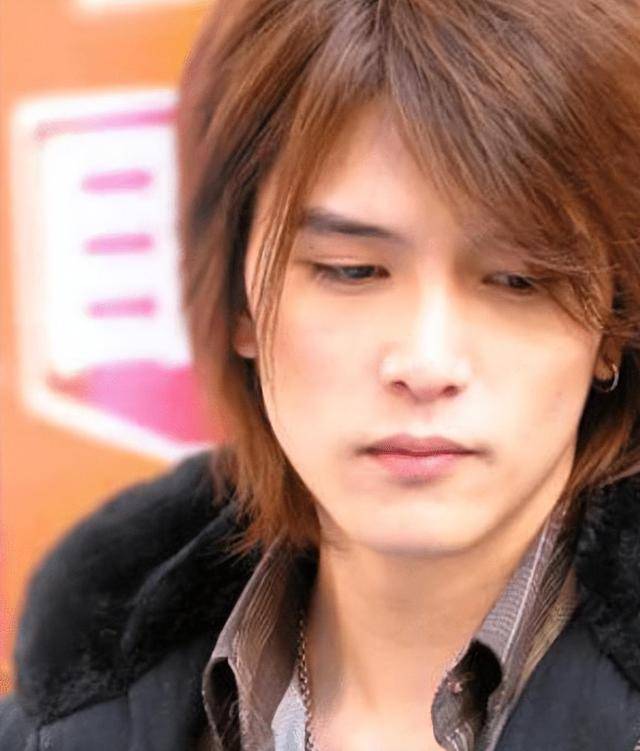 这时候的邱泽还有点瘦,脸上没有什么肉.但多了几分文艺感.