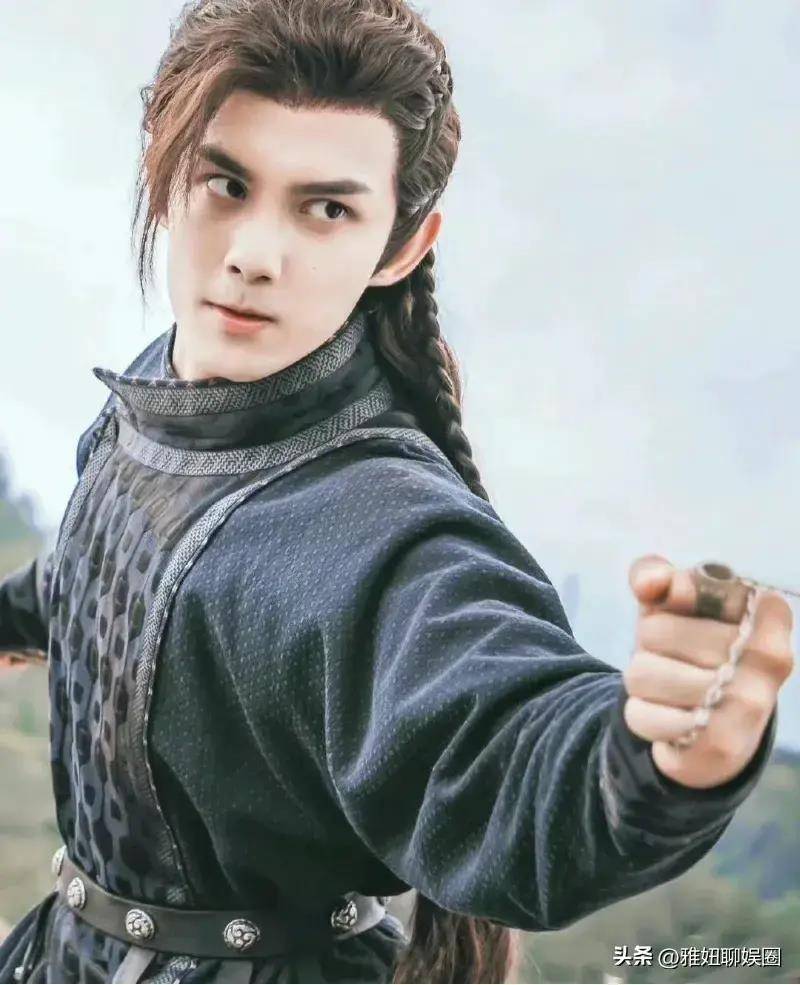 导演朱锐斌很会拍这种桀骜不驯带点野性的角色,邓伦的魔尊旭凤,吴磊的