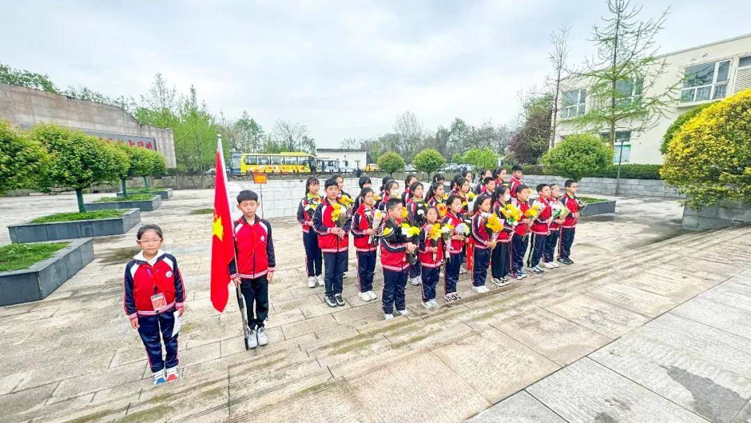 郫都区红光思源学校清明节祭扫活动忠魂不泯祭先烈红色精神润童心