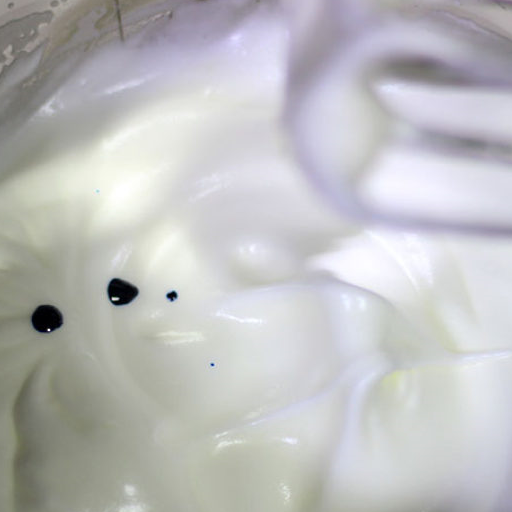 然后滴入淡蓝色食用色素,快速搅拌均匀即可湿性发泡就是提起打蛋器,是