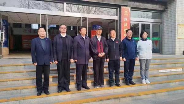 衡水菜鸟书画院院长冷雪原陪同中华志愿者协会冷宽中将到衡中参观考察