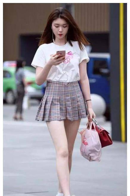 黑色短袖上衣搭配牛仔短裙,温婉柔顺,淑丽姣好