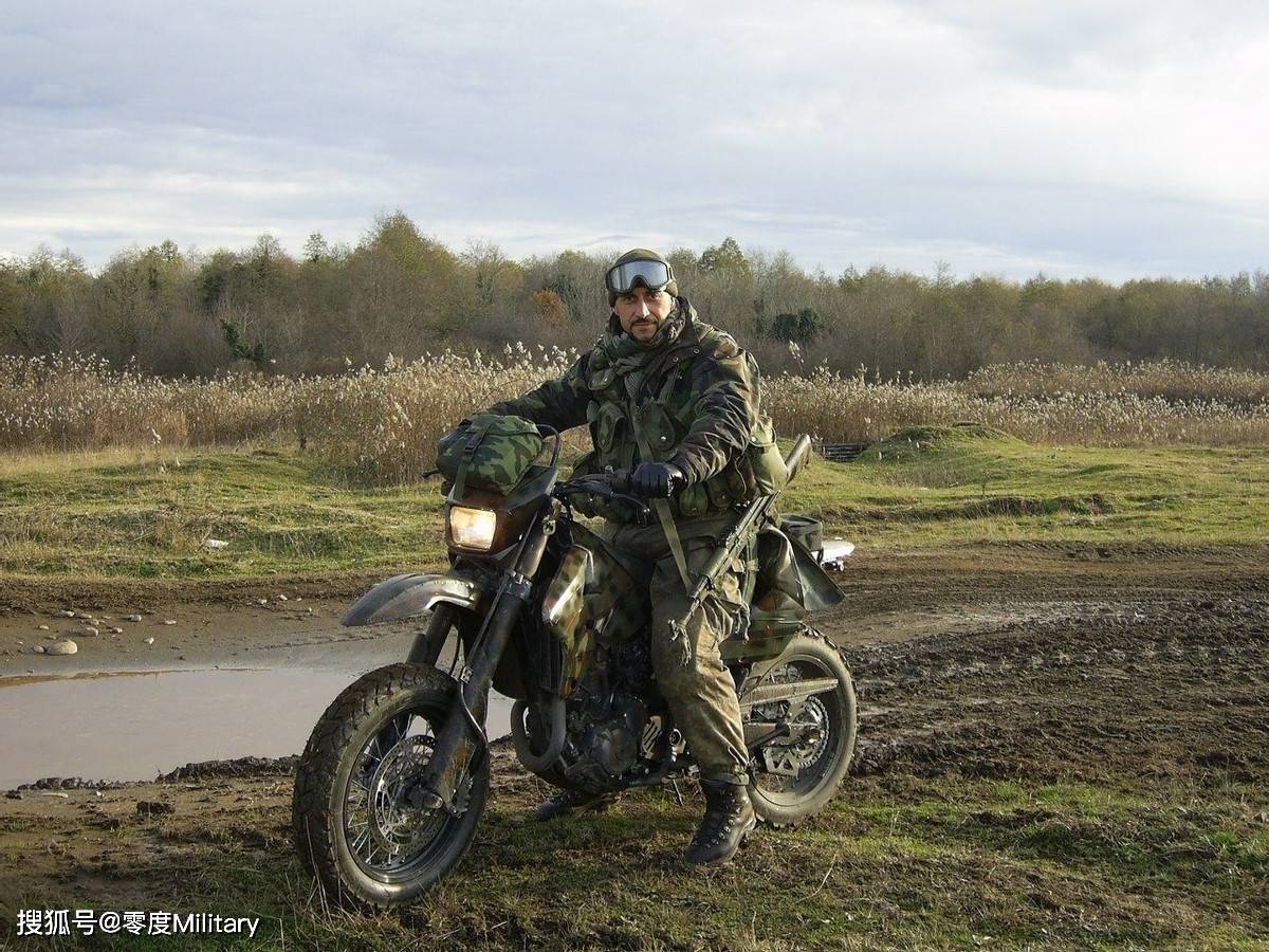 真人版燕双鹰:俄罗斯士兵驾驶摩托车闯入乌军阵地,成功占领据点