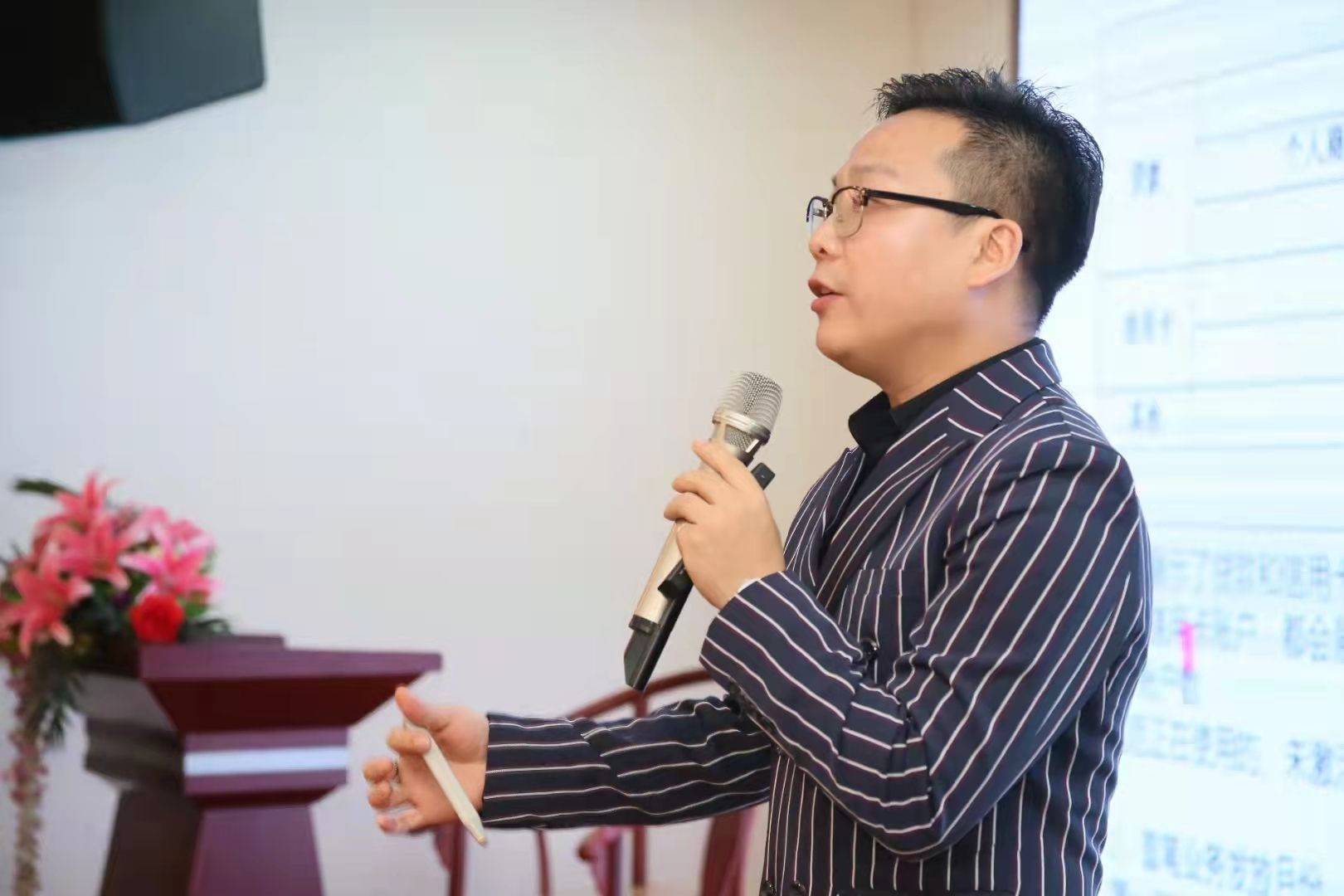 刘一涛:从演说家到慈善家,点亮财商全球公益之声_社会_世界_个人