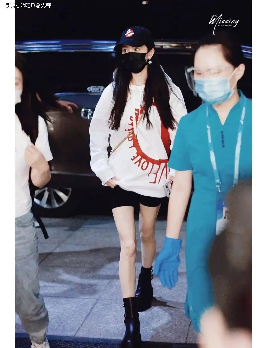 原创杨幂又带火了一种新穿法上面捡破烂下面白富美时髦洋气