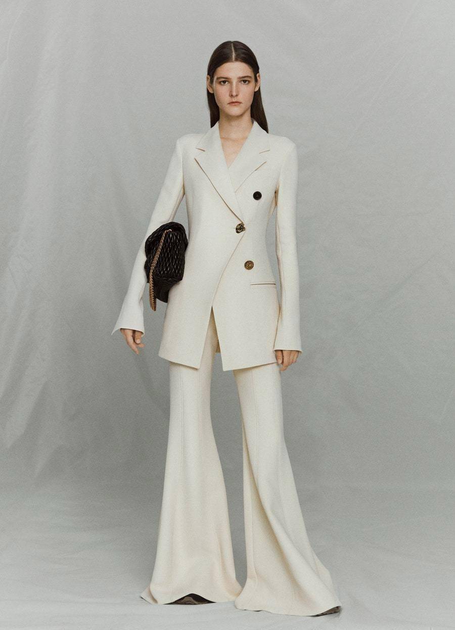 黑白棕为主色调的造型搭配,增加极简精致裁剪,设计感十足超吸睛