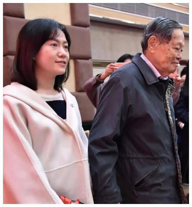杨振宁携妻露面,他佝偻驼背就是普通老爷爷,翁帆保养得好48岁还有清纯