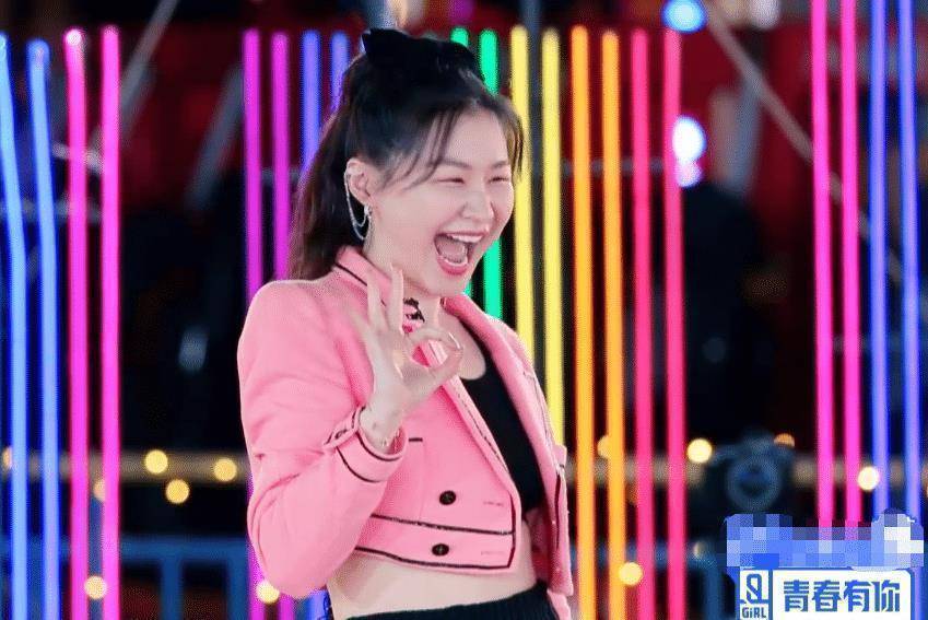 原创青2首届联欢会来啦刘雨昕坐第一排孔雪儿的座位却很难找