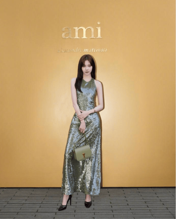 原创宋妍霏和程潇优雅浪漫的吊带裙不如虞书欣甜辣时尚又迷人