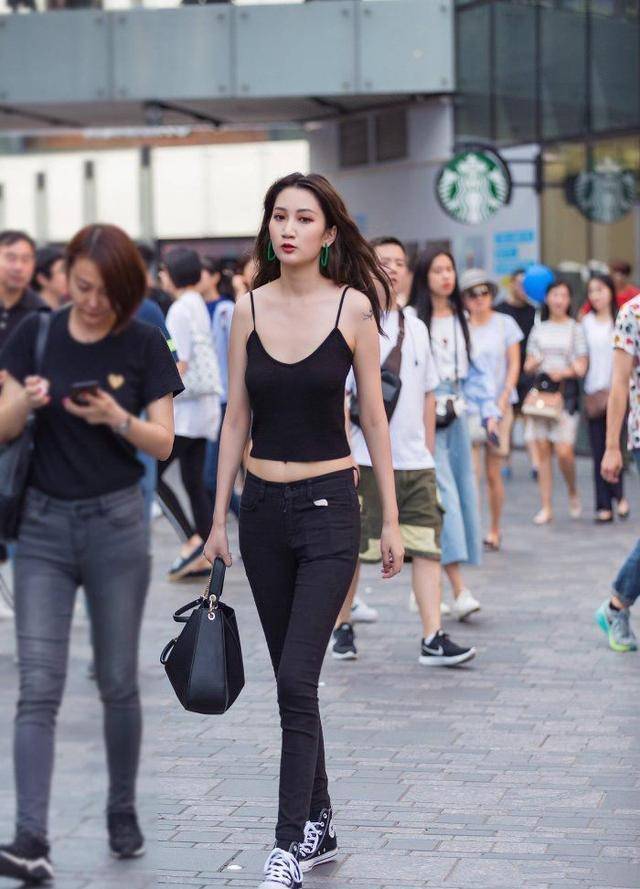 原创吊带背心黑色牛仔裤让苗条美女时尚又高雅凸显时尚魅力