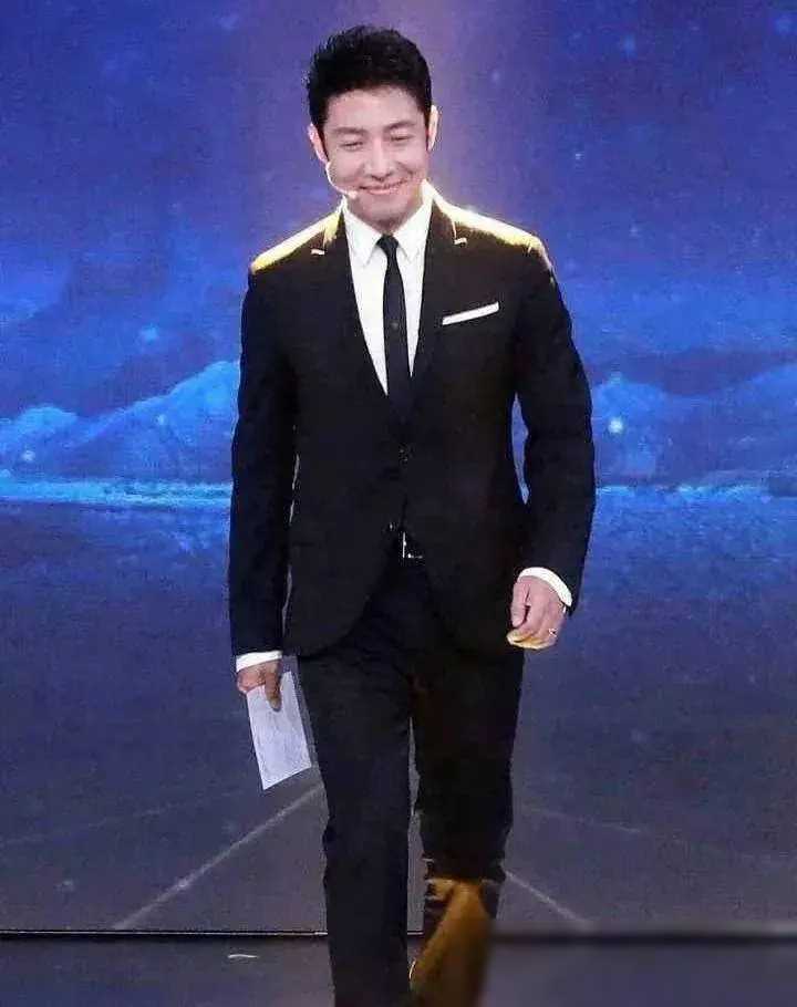 撒贝宁情商高化解尴尬内外比较非儿戏过气歌手亦是常态