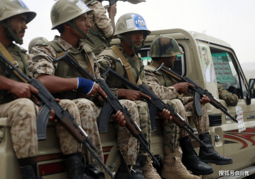 杀疯!胡塞无人机24小时围着美舰打!拜登无奈!_武装_美英_美军