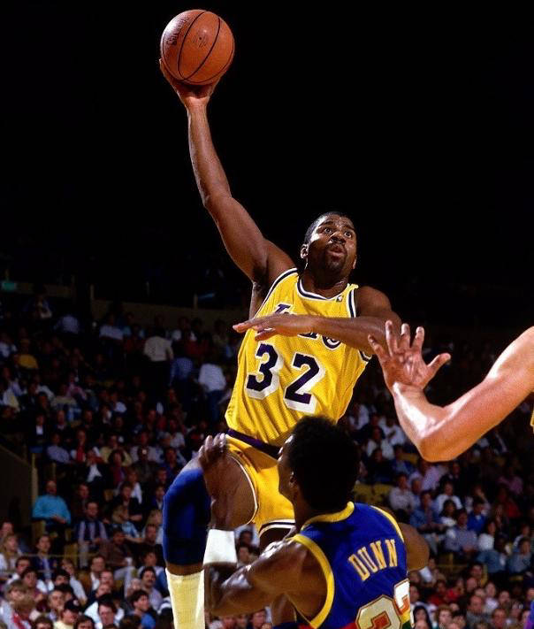 探究魔术师约翰逊被誉为史上最杰出的控球后卫_篮球_迈克尔·乔丹