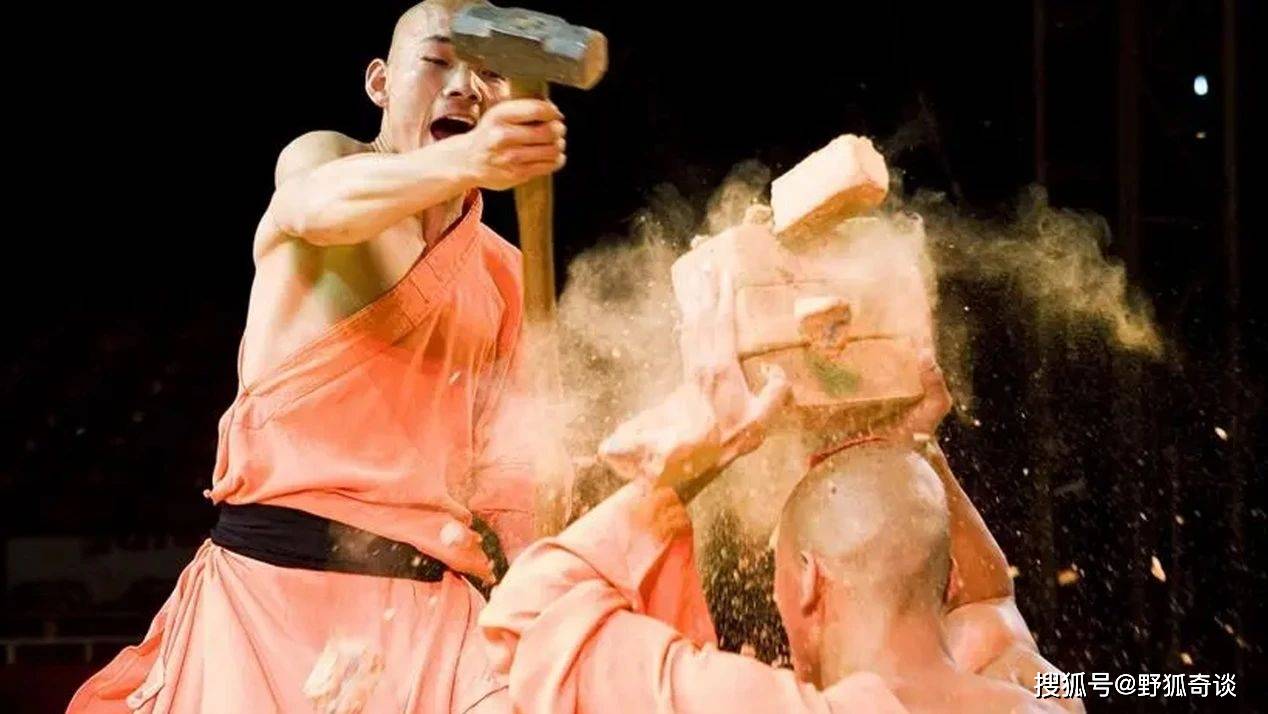 这类横练功夫,全凭体内一口真气运转.所谓心定则气聚,心动则气散.