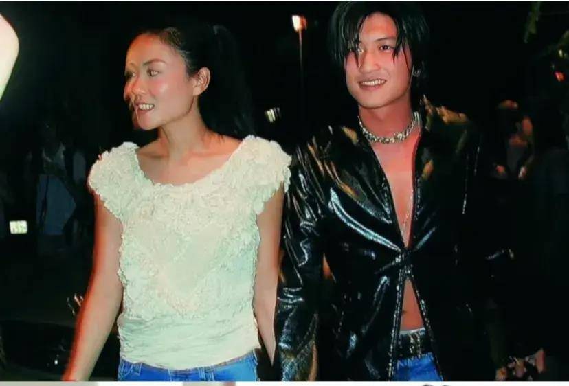 2004年王菲和李亚鹏公开恋情,锋芝拍摄电影《无极》期间关系暧昧.