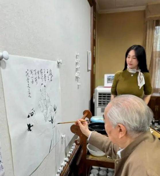 据范老先生所说,上一任妻子楠莉三年前去世,他